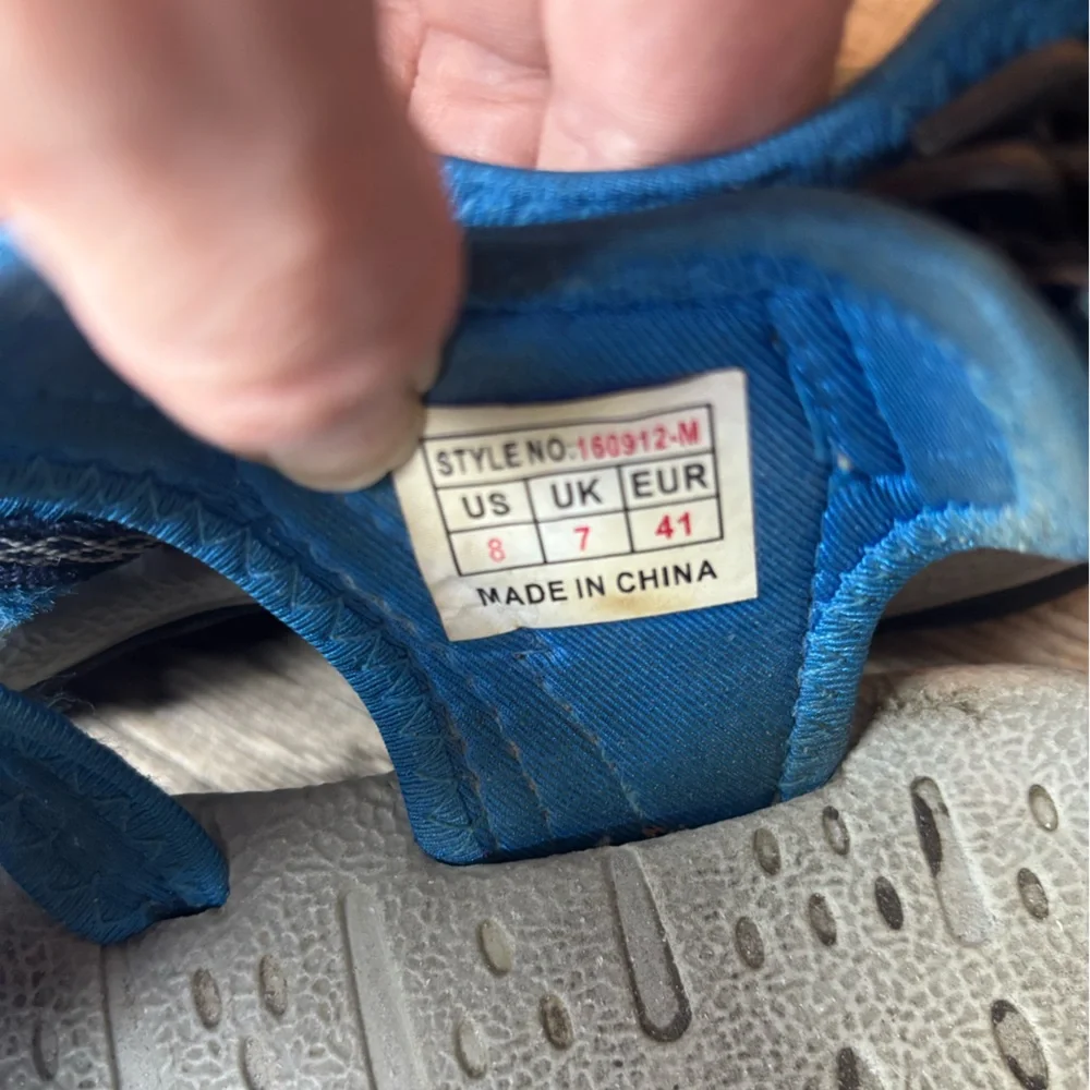 Men’s Blue and Black Outdoor Sandals size 8 in good condition
